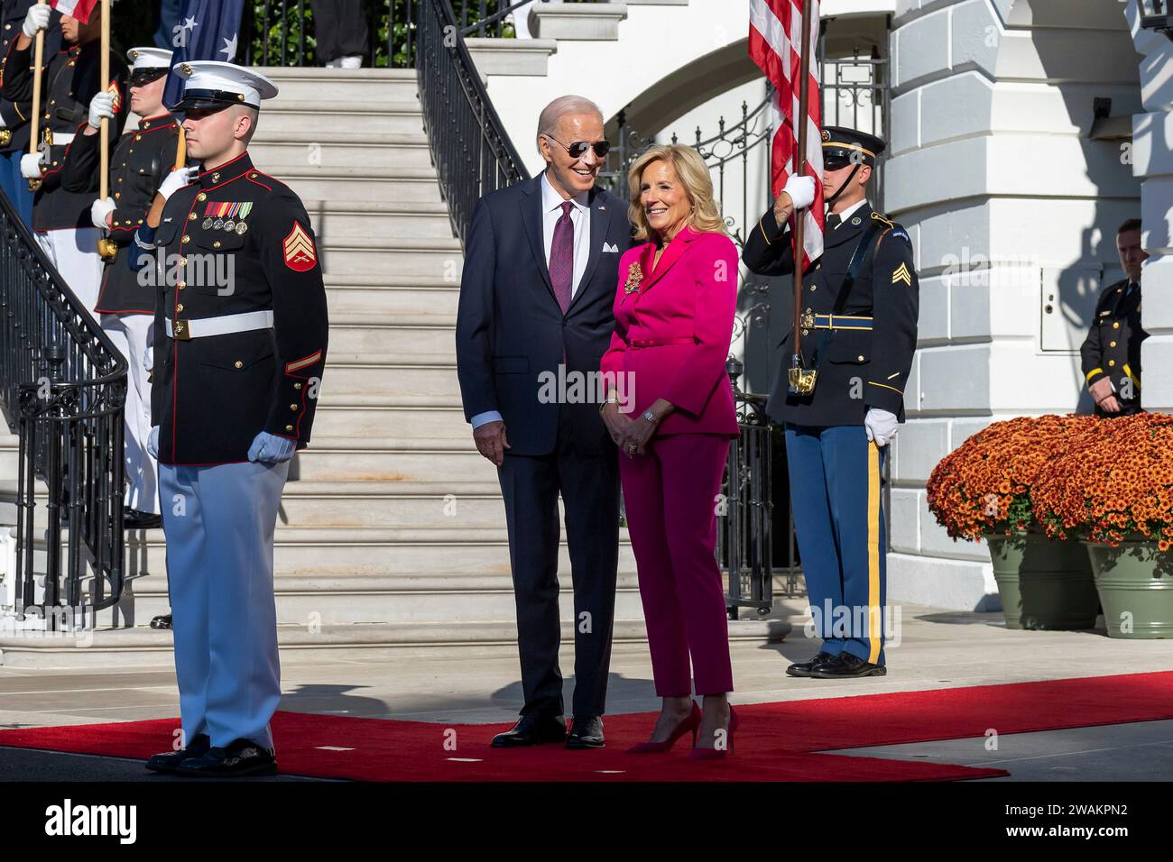 Washington, Vereinigte Staaten von Amerika. 25. Oktober 2023. US-Präsident Joe Biden und First Lady Jill Biden warten auf die Autokasse, die den australischen Premierminister Anthony Albanese und seine Partnerin Jodie Haydon während der Staatsankriegation auf dem Südrasen des Weißen Hauses am 25. Oktober 2023 in Washington, D.C. Credit: Oliver Contreras/White House Photo/Alamy Live News Stockfoto