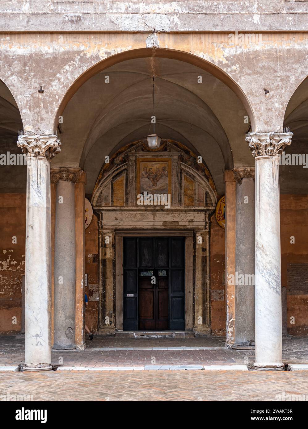 Eingangstür der Basilica dei Santi Quattro Coronati in Rom Stockfoto