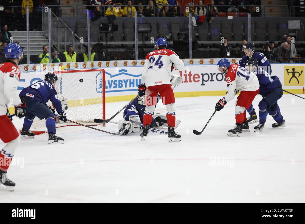 GÖTEBORG, SCHWEDEN 20240105 der tschechische Ondrej Becher erzielte 5-5 Punkte während des Eishockeyspiels der IIHF Junioren-Weltmeisterschaft, Bronzemedaillenspiel dazwischen Stockfoto
