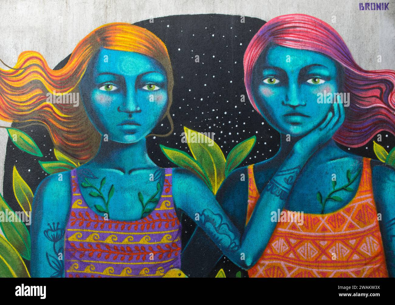 Blaue Frauen, Graffiti des peruanischen Straßenkünstlers Bronik, Straßenkunst in der Barataschwili-unterirdischen Passage, Tblisi, Georgien Stockfoto