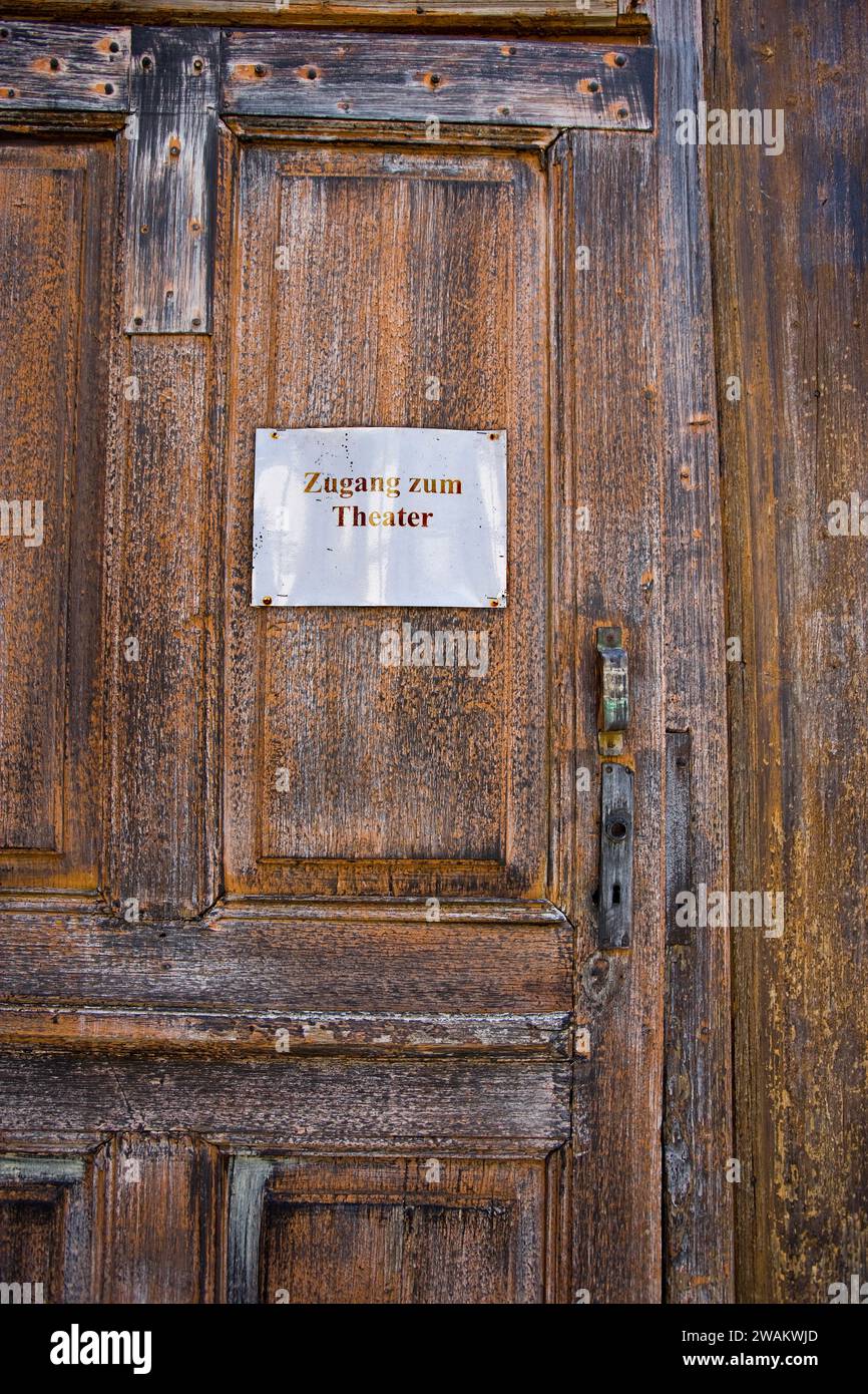 Alte Tür mit dem Schild „Eingangstheater“, großes Schloss Blankenburg, Blankenburg, Harz, Sachsen-Anhalt, Deutschland, Europa Stockfoto