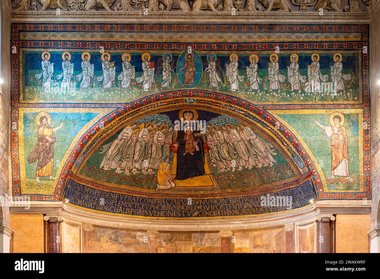 Detail eines religiösen Mosaiks, das verschiedene katholische Heilige in der Basilika Dominica alla Navicella in Rom darstellt Stockfoto