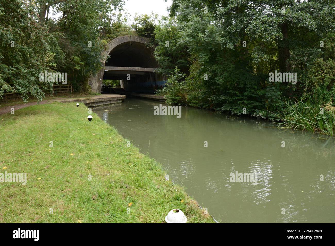 Northampton Northamptonshire Canal River Wasserschleuse Tor Schleusen Weg Brücke über feuchte kalte Schienen Geländer Metall Stabstangen kreuzen immer noch Schild Stockfoto