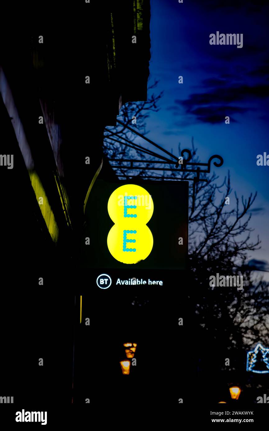 EE Handyschild vor BT Shop at Night, High Street, Lincoln City, Lincolnshire, England, UK Stockfoto
