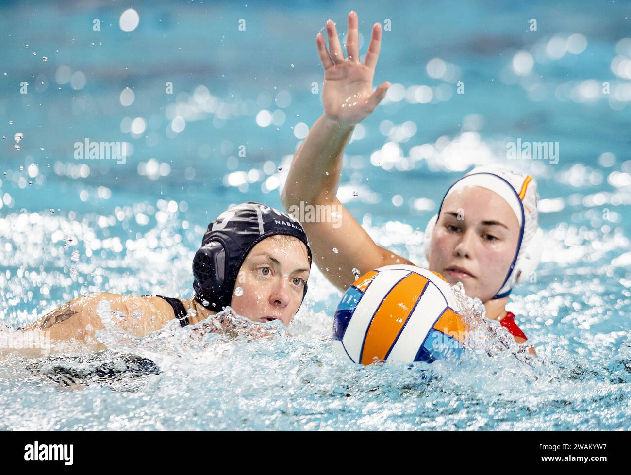 EINDHOVEN - Louise Guillet aus Frankreich im Duell gegen Nona Perez Vivas aus Spanien während der Wasserpolo-Europameisterschaft für Frauen zwischen Spanien und Frankreich im Pieter van den Hoogenband Schwimmstadion. ANP SEM VAN DER WAL Stockfoto