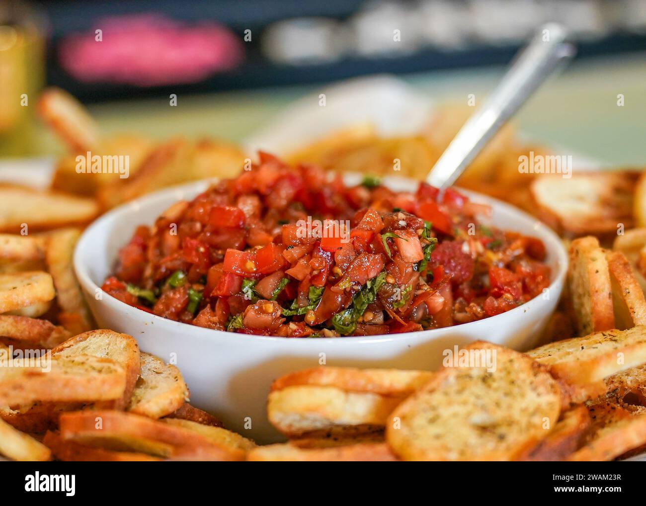 Schüssel Tomatenbruschetta mit geröstetem Brot Stockfoto