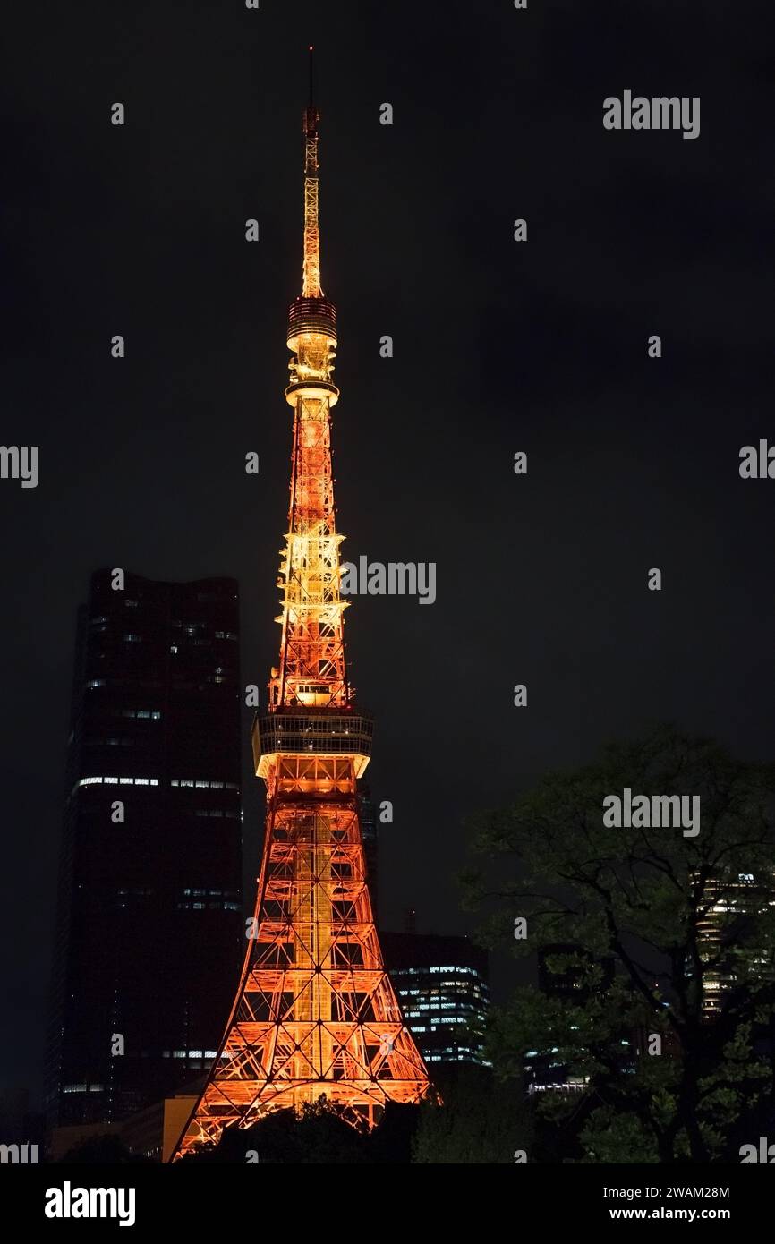 Tokio Tower bei Nacht beleuchtet, Kommunikations- und Aussichtsturm im Shiba-koen-Viertel von Minato in der Stadt Tokio, Japan Stockfoto
