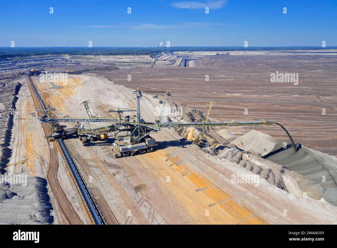 Braunkohle wird mit einem großen Schaufelradbagger (BWE) im Tagebau Nochten, Braunkohlebergwerk bei Weisswasser, Sachsen, gefördert Stockfoto