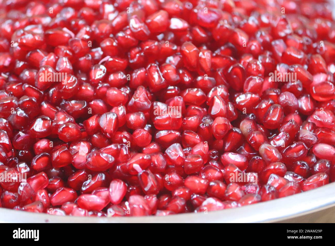 Eine Reihe reifer Granatapfelkerne Stockfoto
