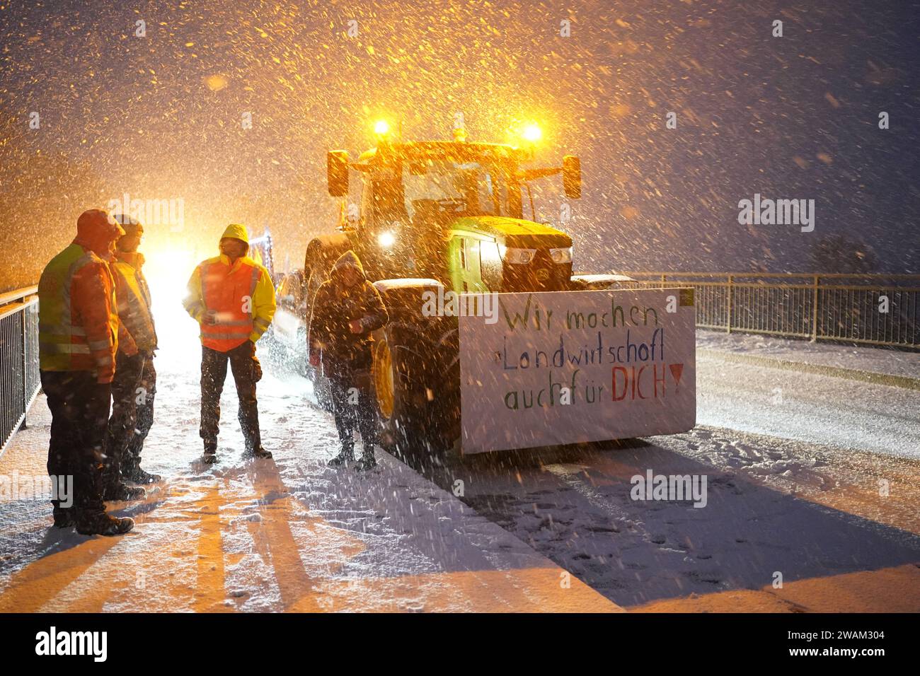 05. Januar 2024, Schleswig-Holstein, Kölln-Reisiek: Bauern protestieren mit ihren Traktoren und Plakaten auf einer Brücke über die Autobahn A23. Als Reaktion auf die Sparpläne der Bundesregierung hat der Bauernverband eine Aktionswoche mit Kundgebungen und Kundgebungen ab dem 8. Januar gefordert. Am 15. Januar wird es in einer großen Demonstration in der Hauptstadt enden. Foto: Marcus Brandt/dpa Stockfoto