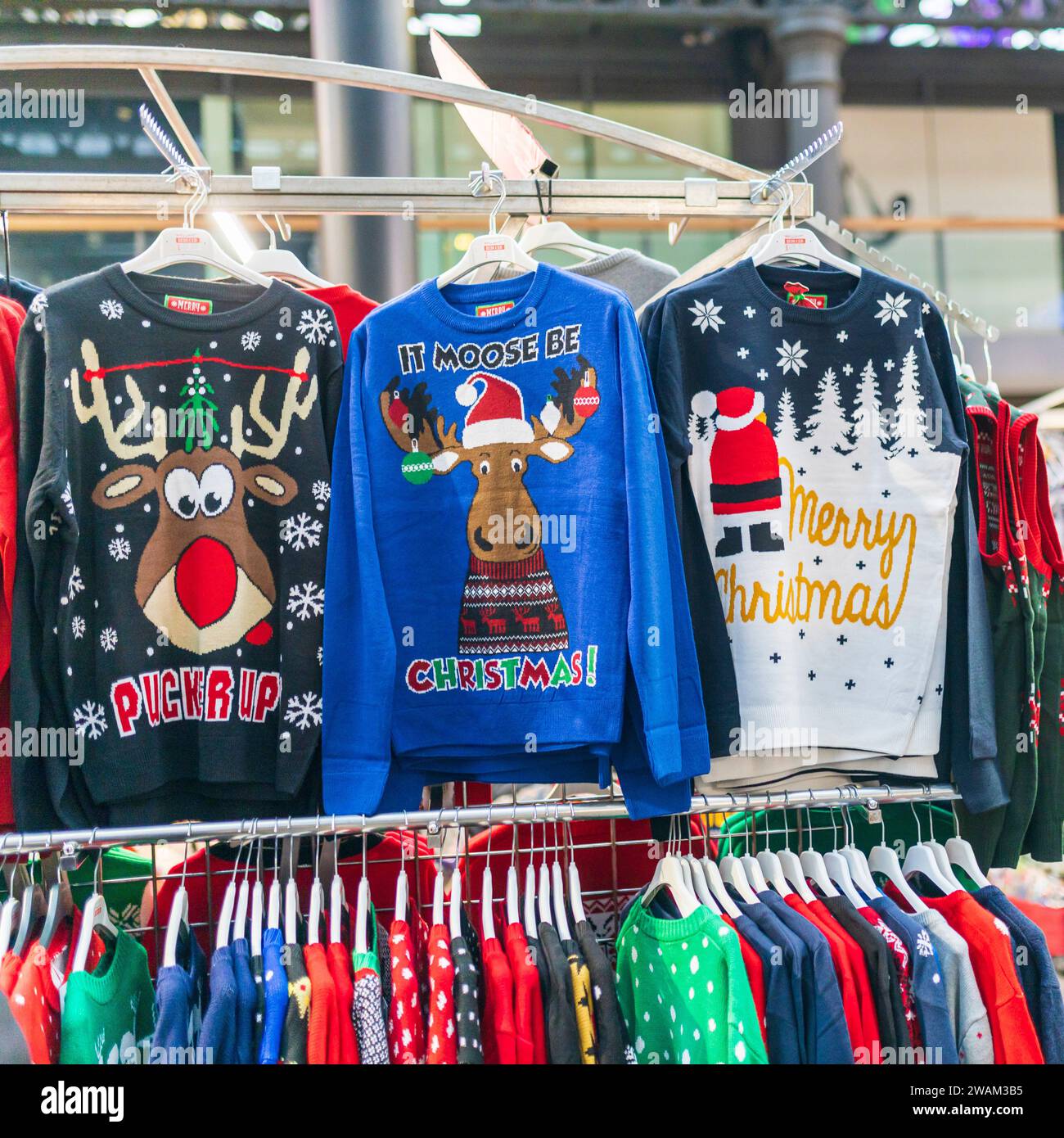 London, Großbritannien - 2. Dezember 2023. Eine temporäre saisonale Ausstellung hässlicher Weihnachtspullover in einem Einzelhandel. Stockfoto