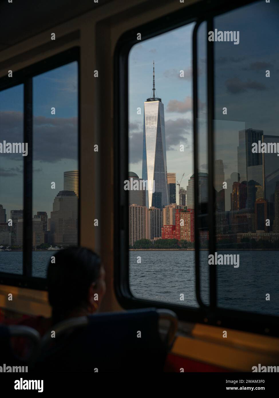 Passagier auf der New Yorker Fähre mit Blick aus dem Fenster auf das One World Trade Centre New York Stockfoto