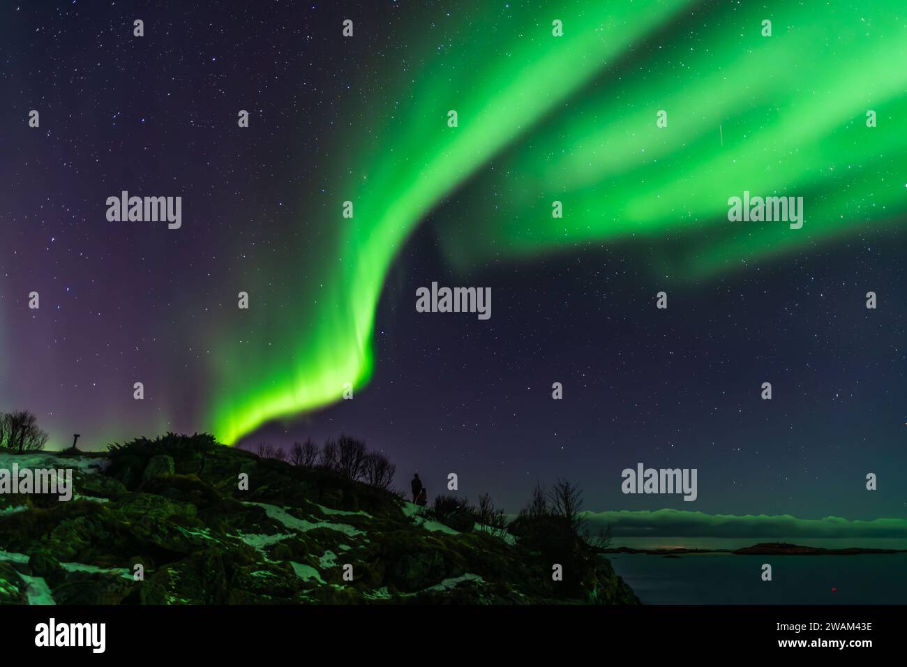 Aurora Borealis über Norwegens Sommaroy-Halbinsel im März Stockfoto