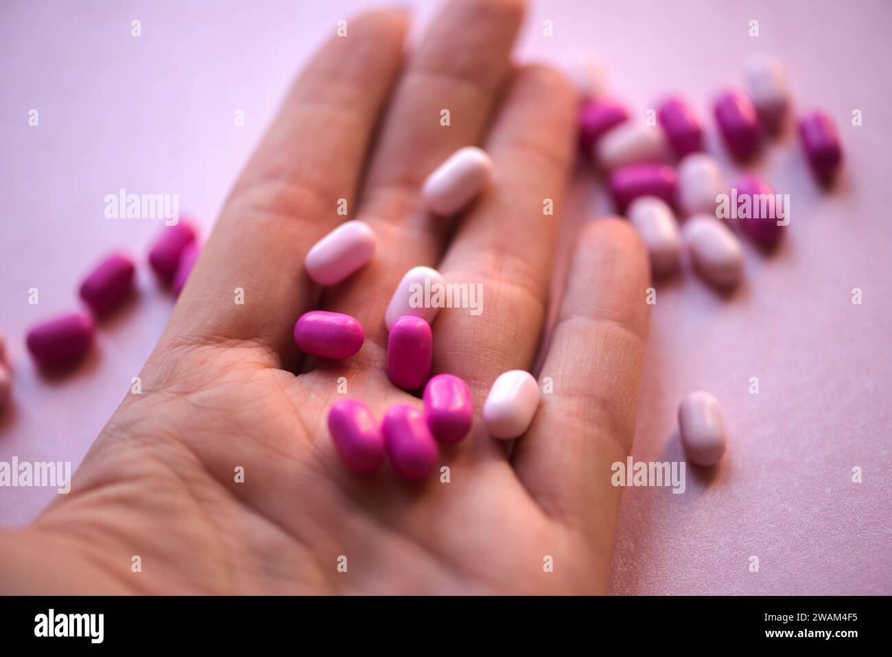 Eine weibliche Hand, die eine Auswahl an lebendigen Medikamenten zeigt Stockfoto