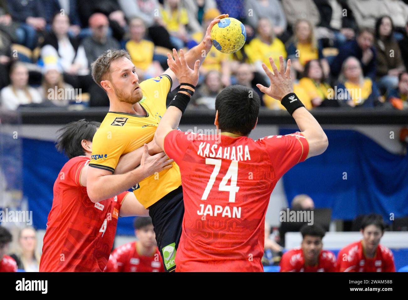 Schweden Albin Lagergren gegen Kenia Kasahara während des Handballspiels zwischen Schweden und Japan im Husqvarna Garden, Jonkoping, Schweden am 5. Januar 2024. Foto: Mikael Fritzon/TT/kod 62360 Credit: TT News Agency/Alamy Live News Stockfoto