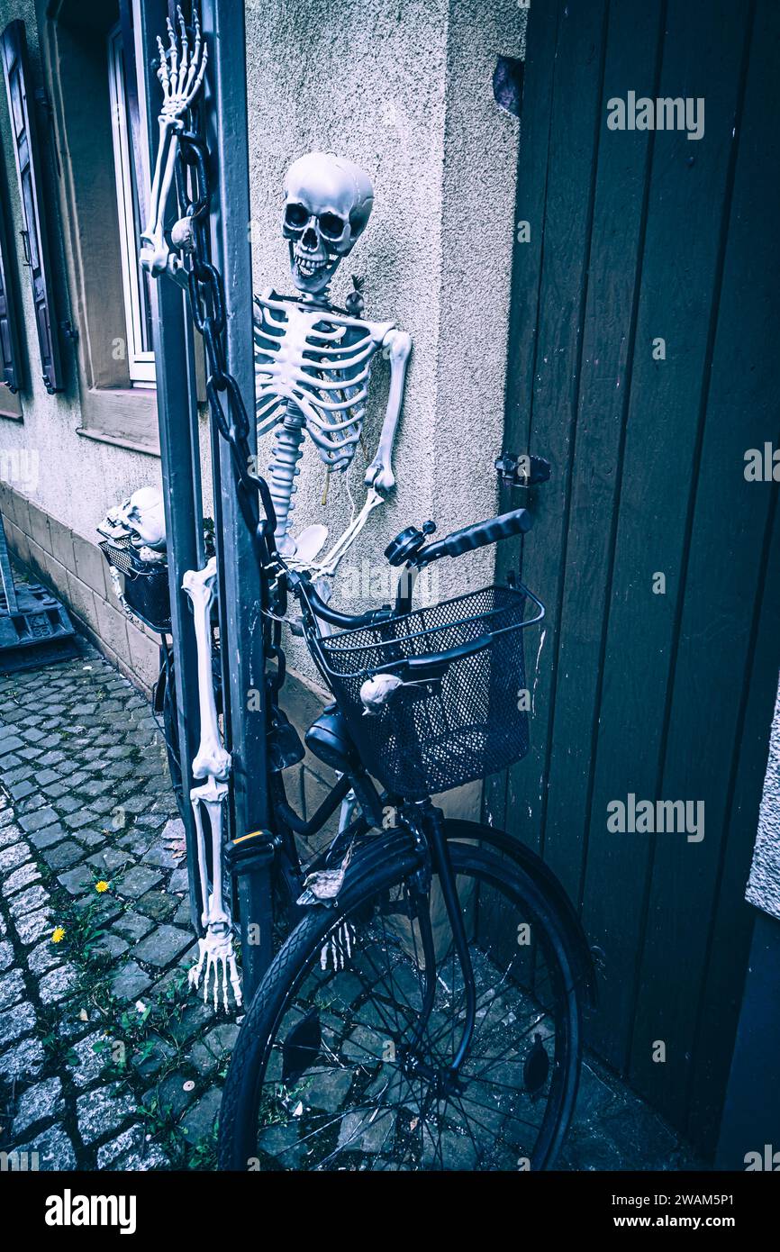 Skelett an einer Straßenlaterne als Dekoration für Halloween, vertikal Stockfoto