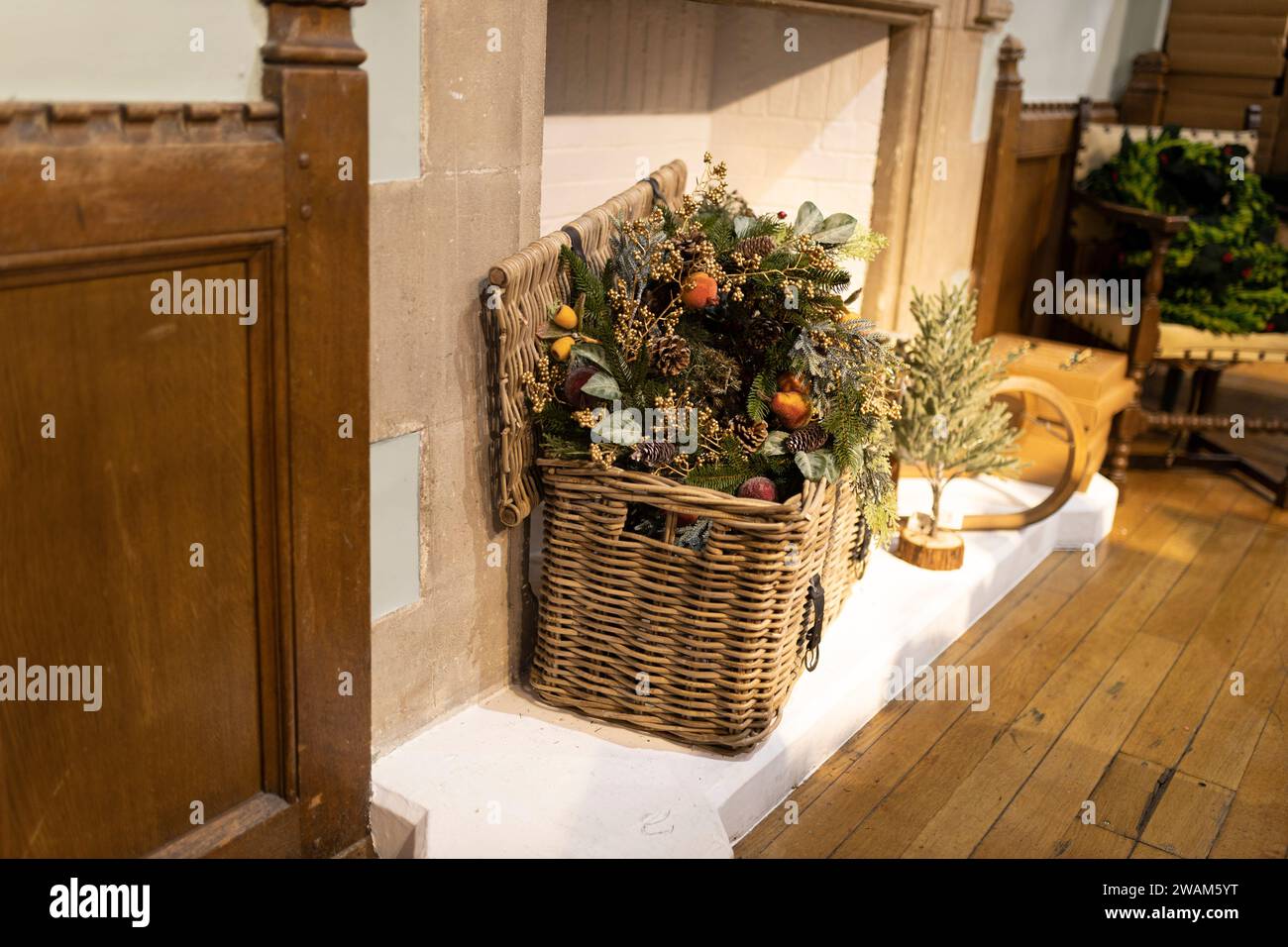 London, Großbritannien - 10. Dezember 2023, Liberty Luxury Kaufhaus verschiedene Glaskugeln und Spielzeug für Weihnachtsbäume in Körben zum Verkauf Stockfoto