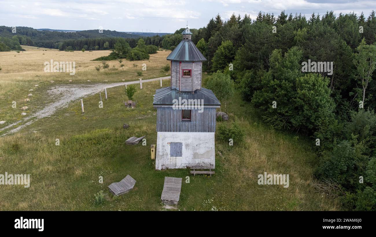 Blick auf den Sternenberger Turm im Sommer auf dem ehemaligen Militärübungsgelände der Schwäbischen Alb Stockfoto