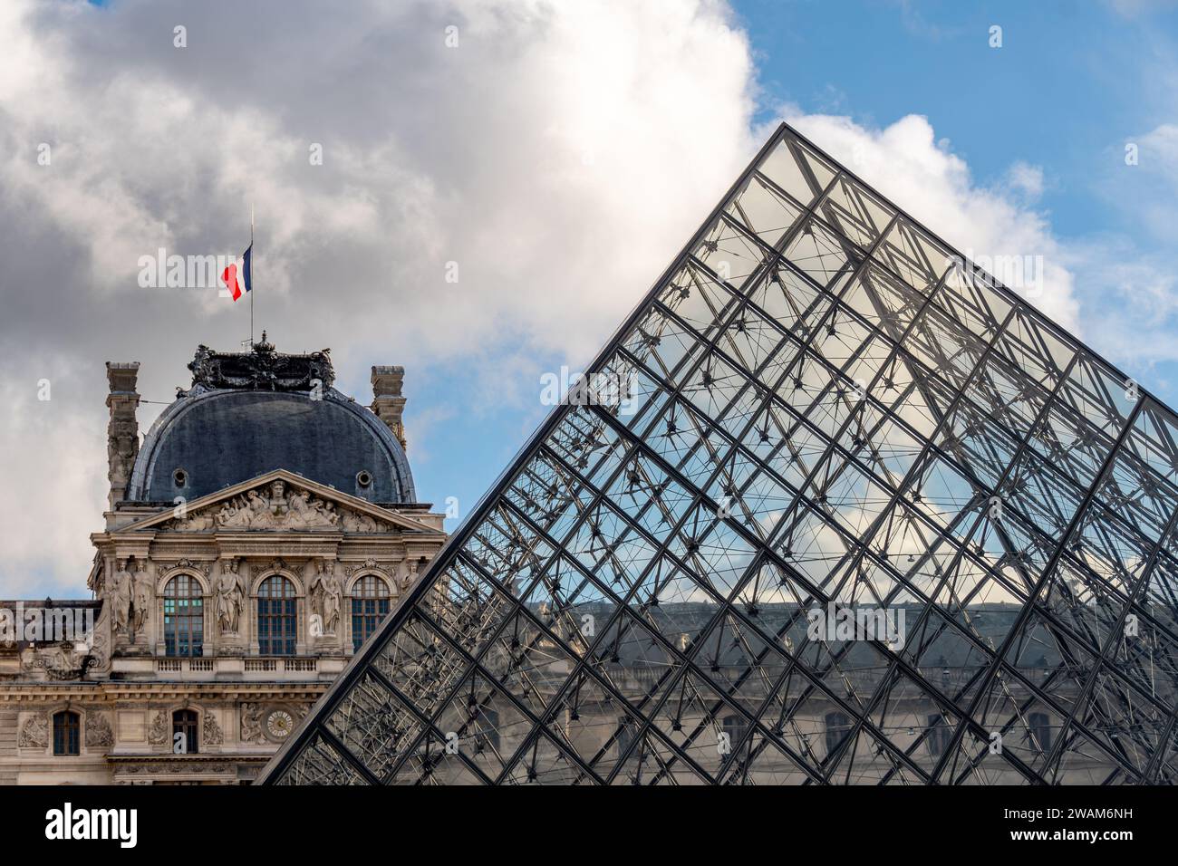 Außenansicht des Sully Pavillons des Louvre-Palastes und des Museums mit der berühmten Glaspyramide im Vordergrund Stockfoto