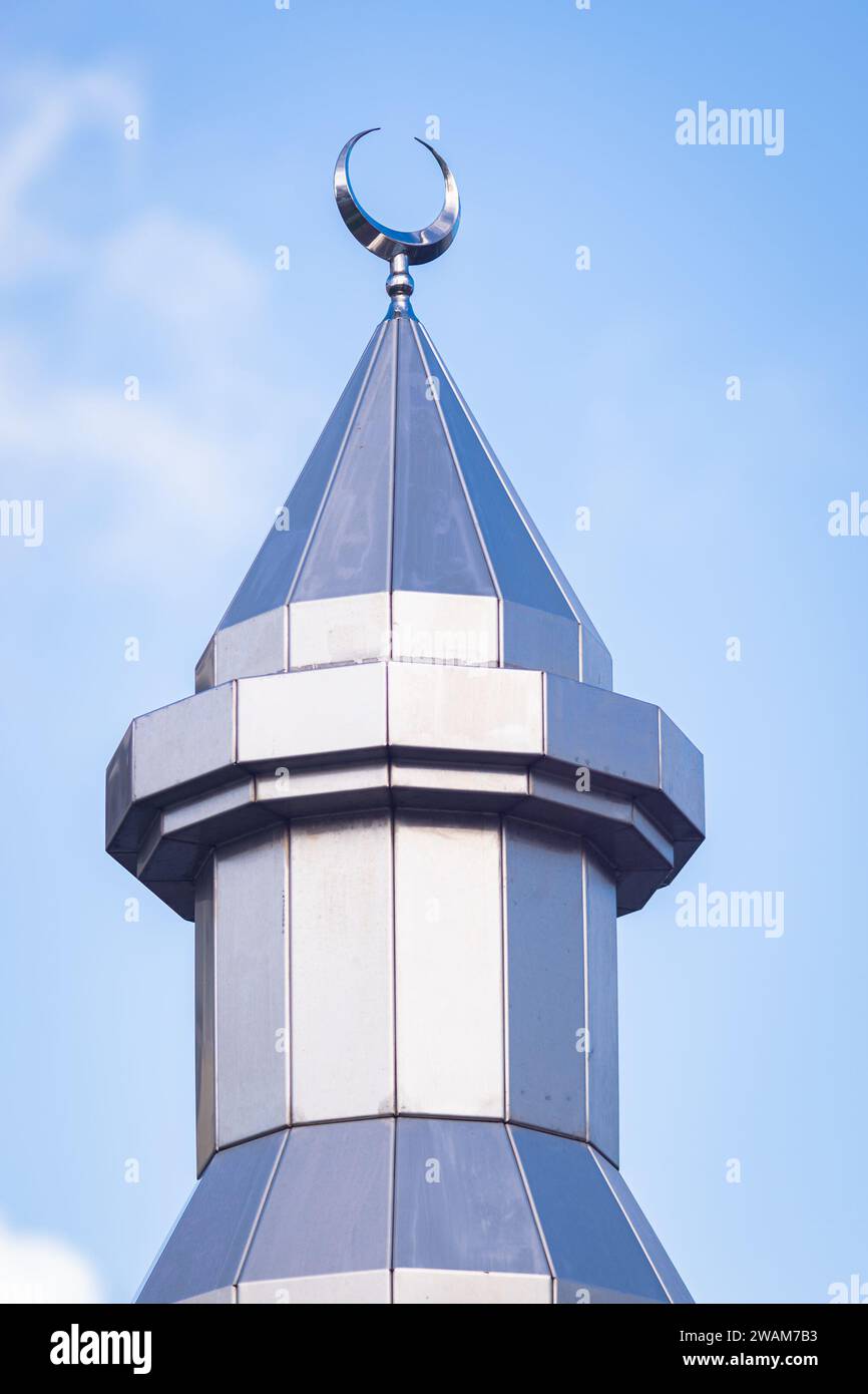 Minarett mit Mondsichel auf einer Moschee, um Muslime zum Gebet zu rufen Stockfoto