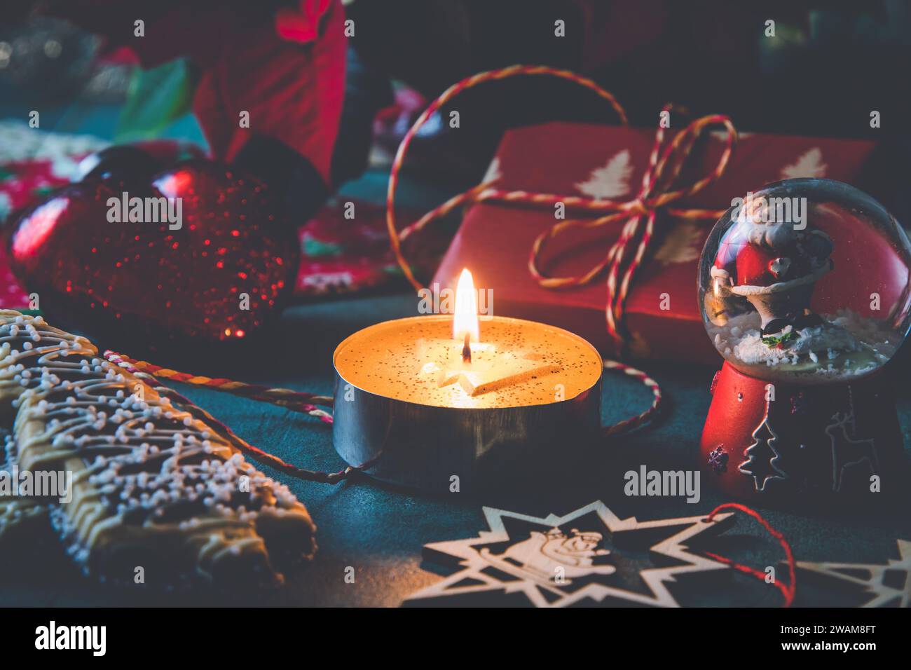 Weihnachtsdekoration mit Kerze in roten und grünen Farben Stockfoto