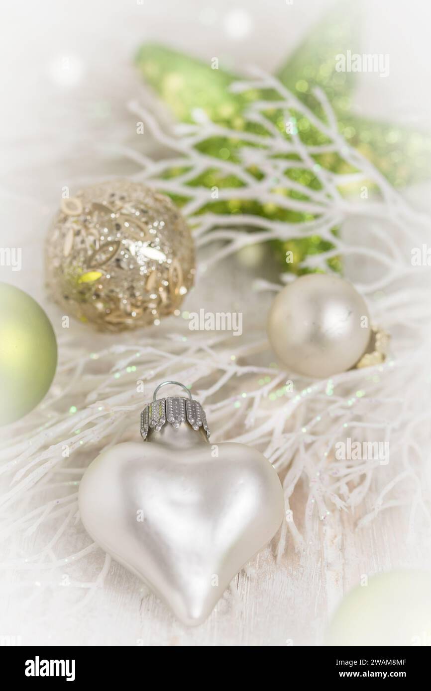 Weihnachtsdekoration mit weißem Herz und hellgrünen Farben, weicher Fokus, vertikal Stockfoto