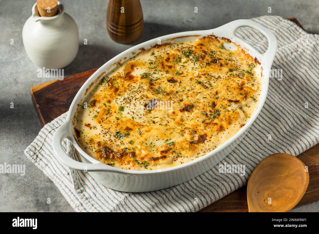 Gesunde hausgemachte Kalbskartoffeln mit Rosmarin und Creme Stockfoto