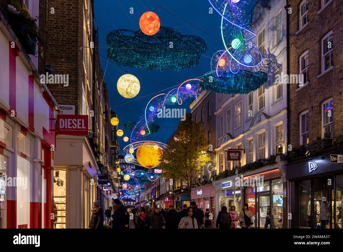 London, Großbritannien - 10. Dezember 2023, Carnaby Street Christmas Decorations dieses Jahr sind eine Zusammenstellung der besten aus den letzten 25 Jahren und umfassen ELE Stockfoto