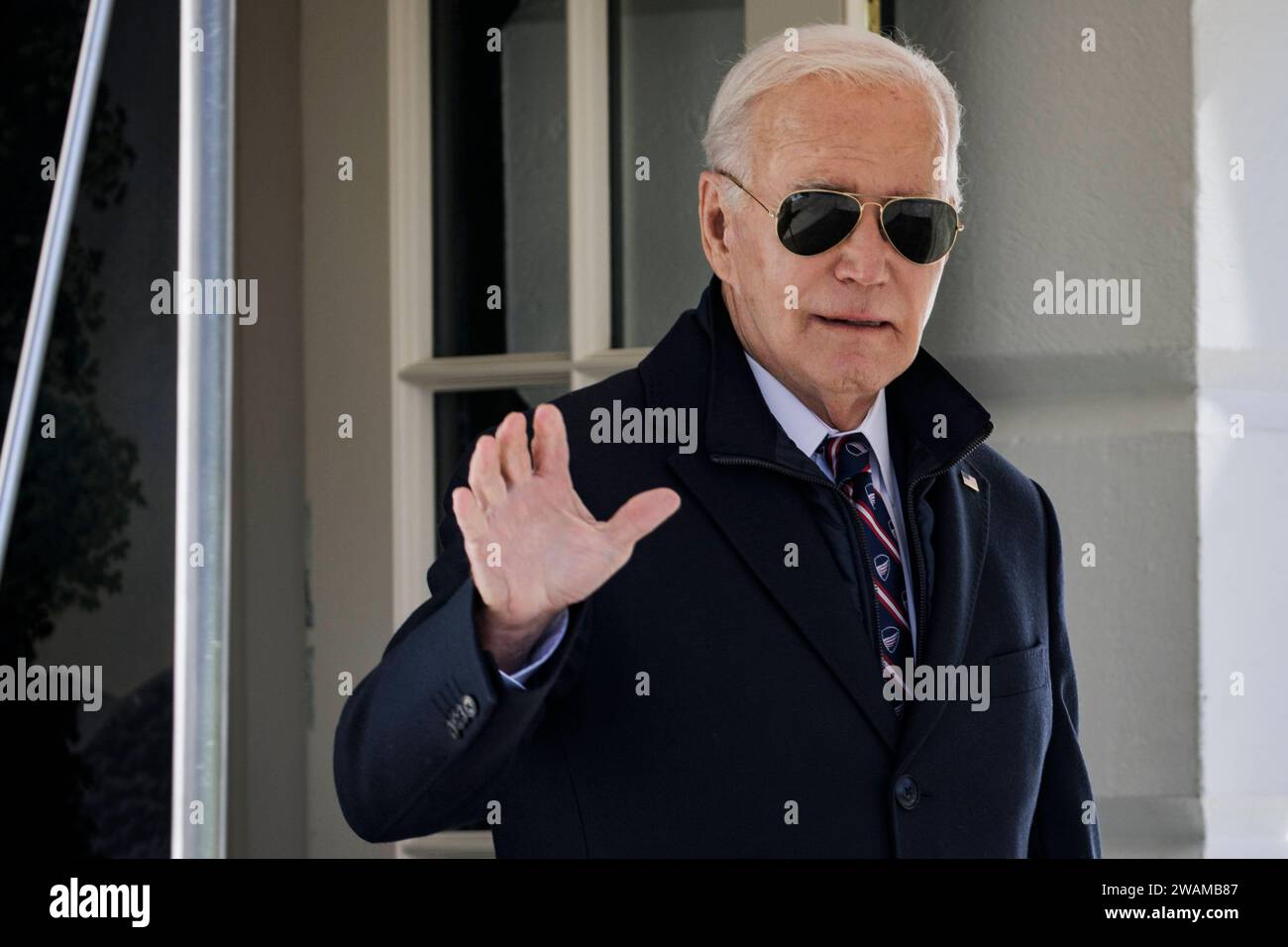 US-Präsident Joe Biden winkt, als er am 5. Januar 2024 in Washington, DC, aus dem Weißen Haus in Richtung Marine One geht. Der Präsident fährt zu seinem Haus in Wilmington, Delaware, wo er das Wochenende verbringen wird. Copyright: XSamuelxCorumx/xPoolxviaxCNPx/MediaPunchx Stockfoto