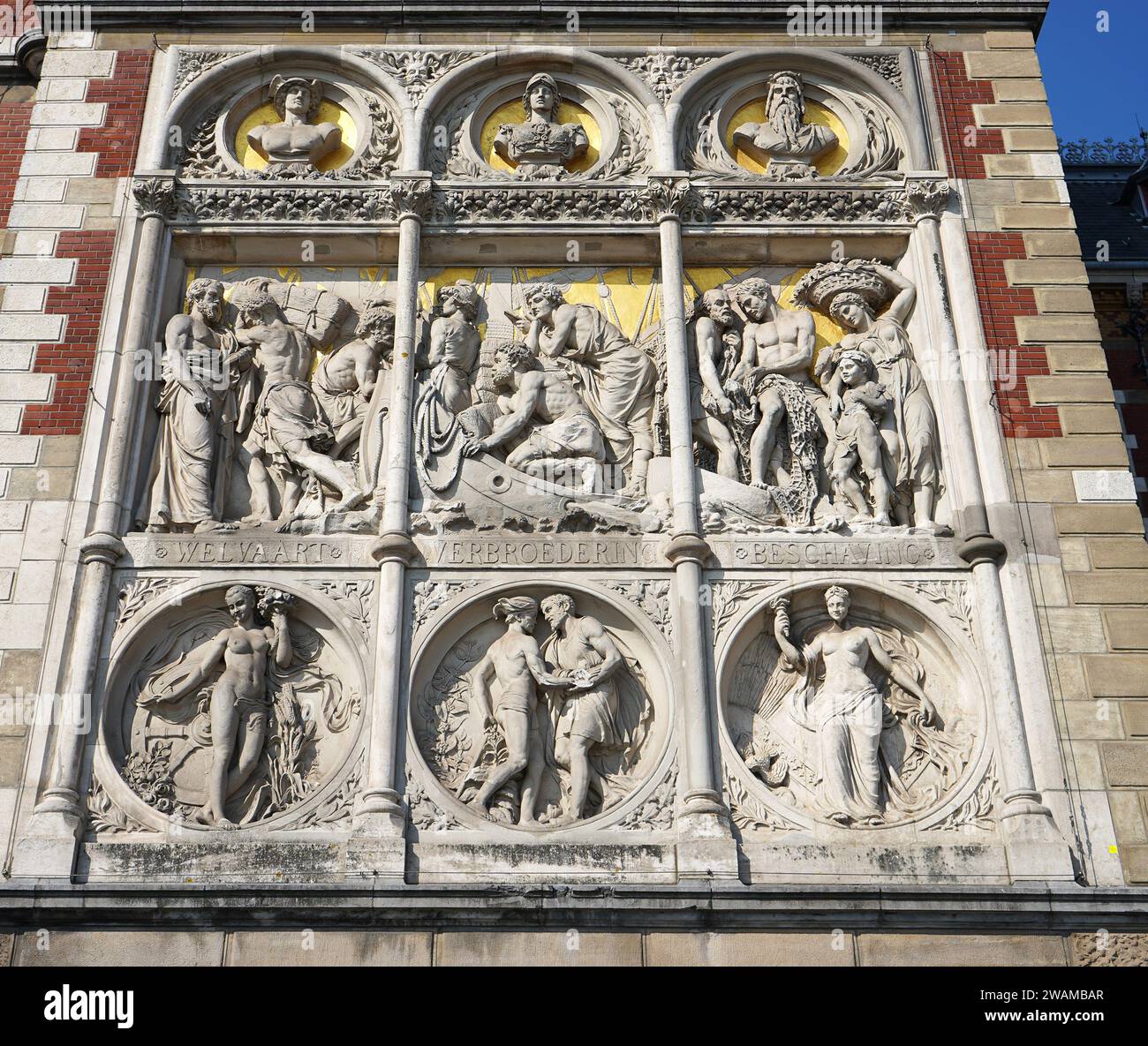 Eine der beiden dekorativen Steinreliefs am Haupteingang des Amsterdamer Hauptbahnhofs, Niederlande Stockfoto
