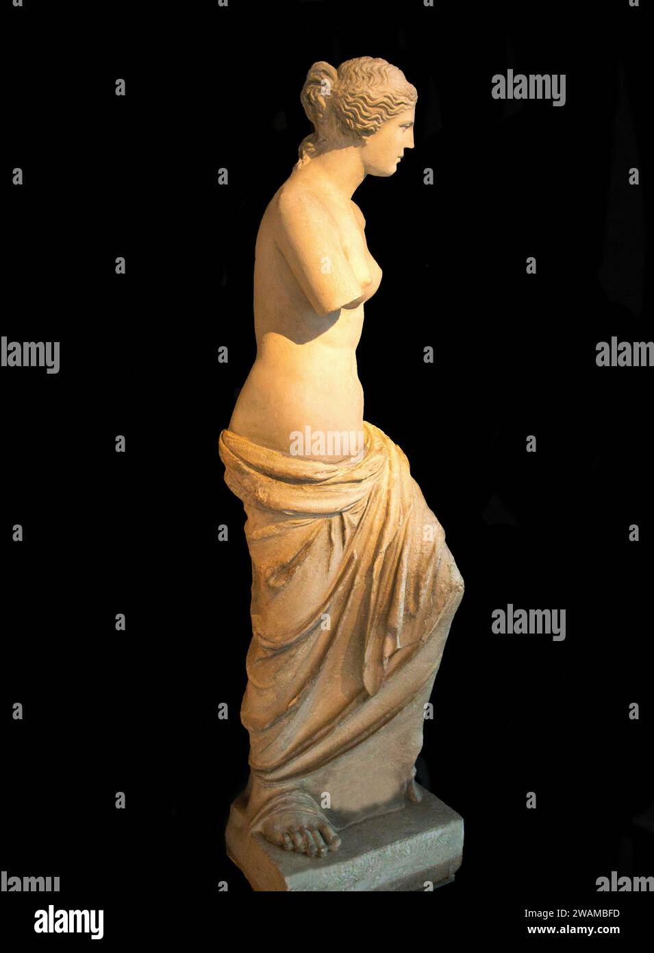 Gipsabguss der Venus de Milo Statue vor dunklem Hintergrund Stockfoto