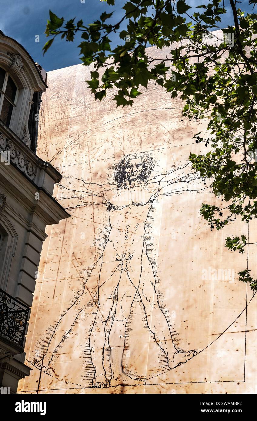 Riesige Reproduktion von Leonardo da Vincis Zeichnung des Vitruvianischen Mannes an der Wand eines Gebäudes an der Champs Elysees, Paris Stockfoto