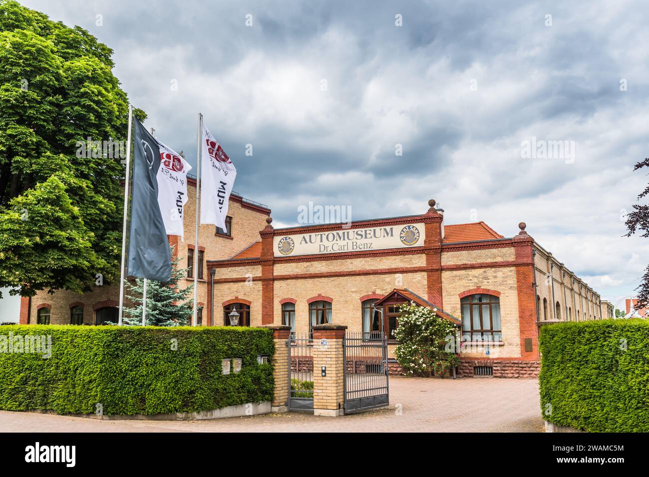 Ladenburg, Baden-Württemberg, Deutschland - 26.05.2022: Die Außenseite des Mercedes-Museums Dr. Carl Benz. Es zeigt die Geschichte der Automobilhersteller als Stockfoto