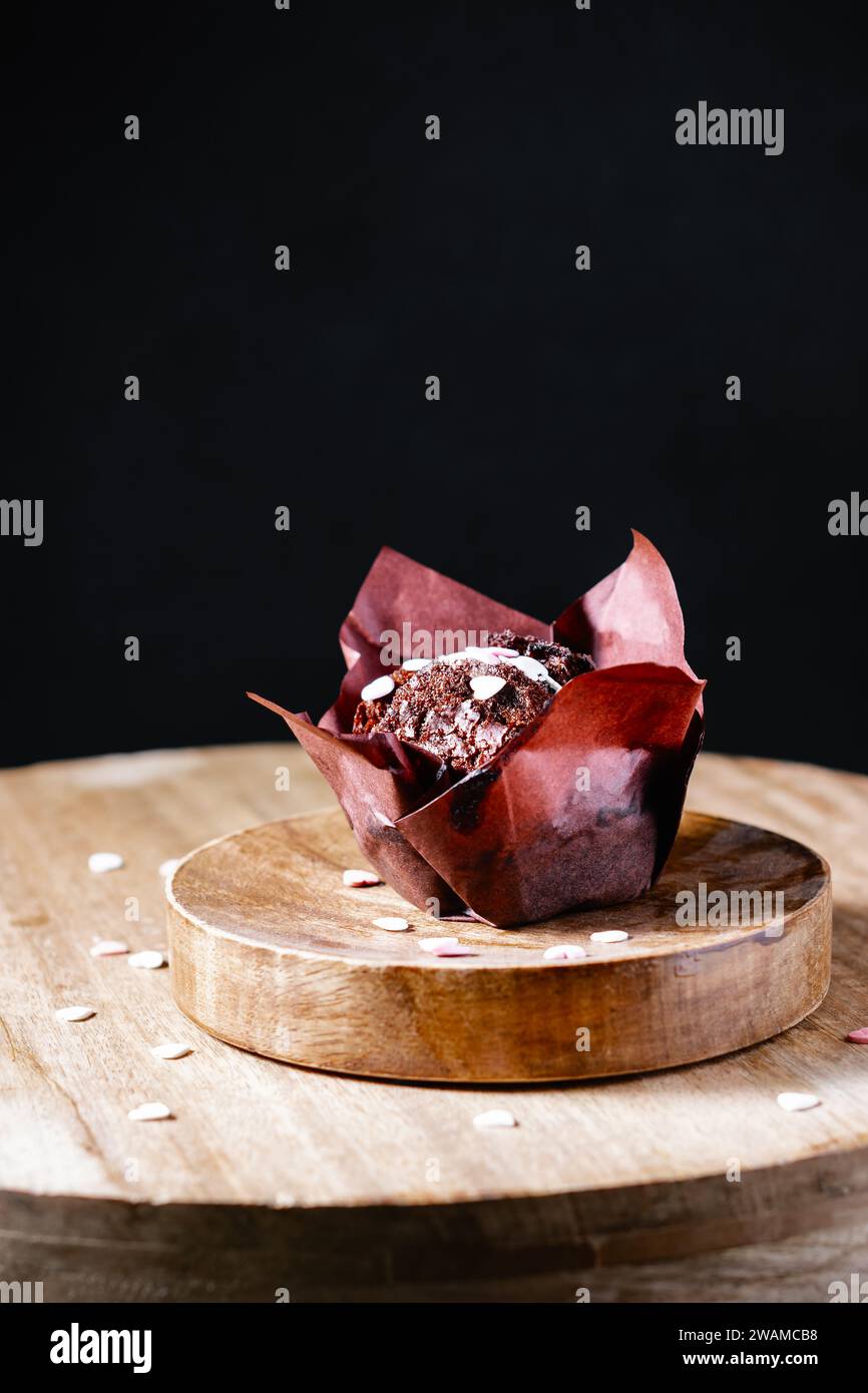 Schokoladenmuffin auf dunklem Hintergrund. Süßes Dessert. Stockfoto