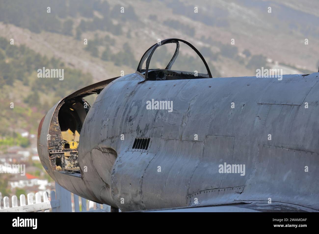 201 altes Flugzeug aus dem Jahr U.S.military rostet im Freien, während es als Teil der Wappen in der örtlichen Festung ausgestellt ist. Gjirokaster-Albanien. Stockfoto