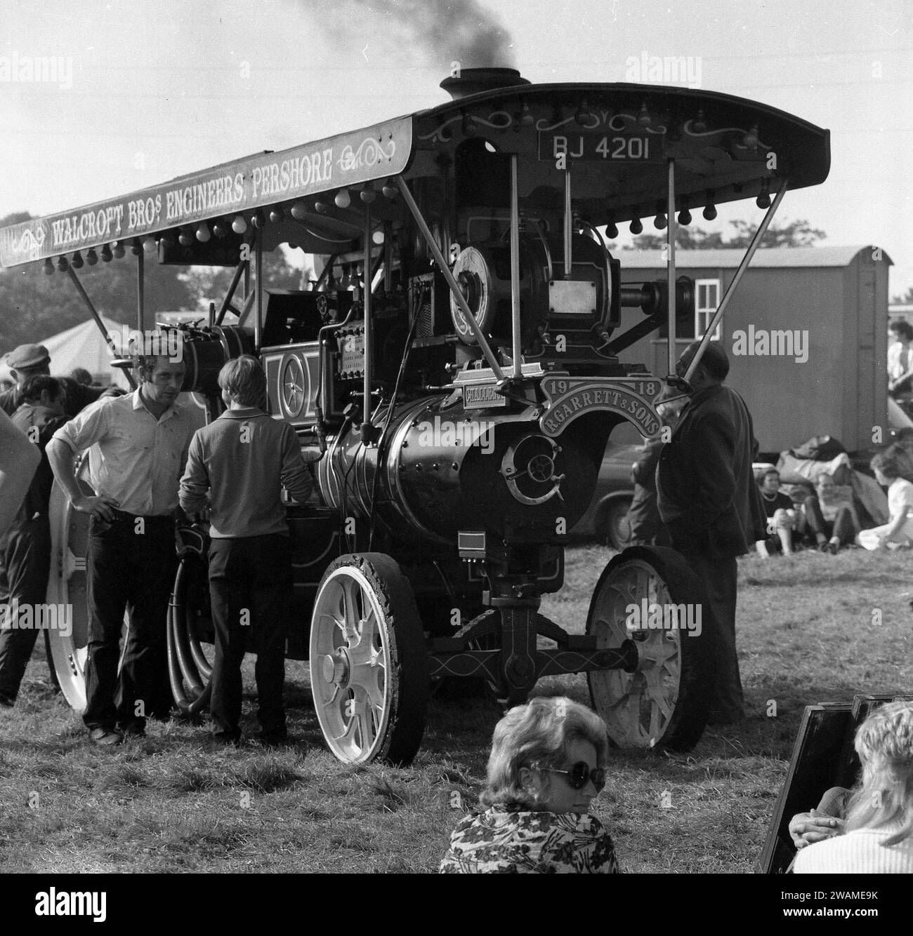 1970er Jahre, historischer, dampfbetriebener Traktor draußen auf einer Dampfmesse, Typenschild vorne R. Garrett & Sons, Nummernschild BJ 4201 aus dem Jahr 1919, bekannt als Challenge. Die Landwirtschaftsingenieure aus Suffolk, England, Richard Garrett & Sons waren berühmt als Hersteller von Dampfmaschinen und Traktoren. Stockfoto