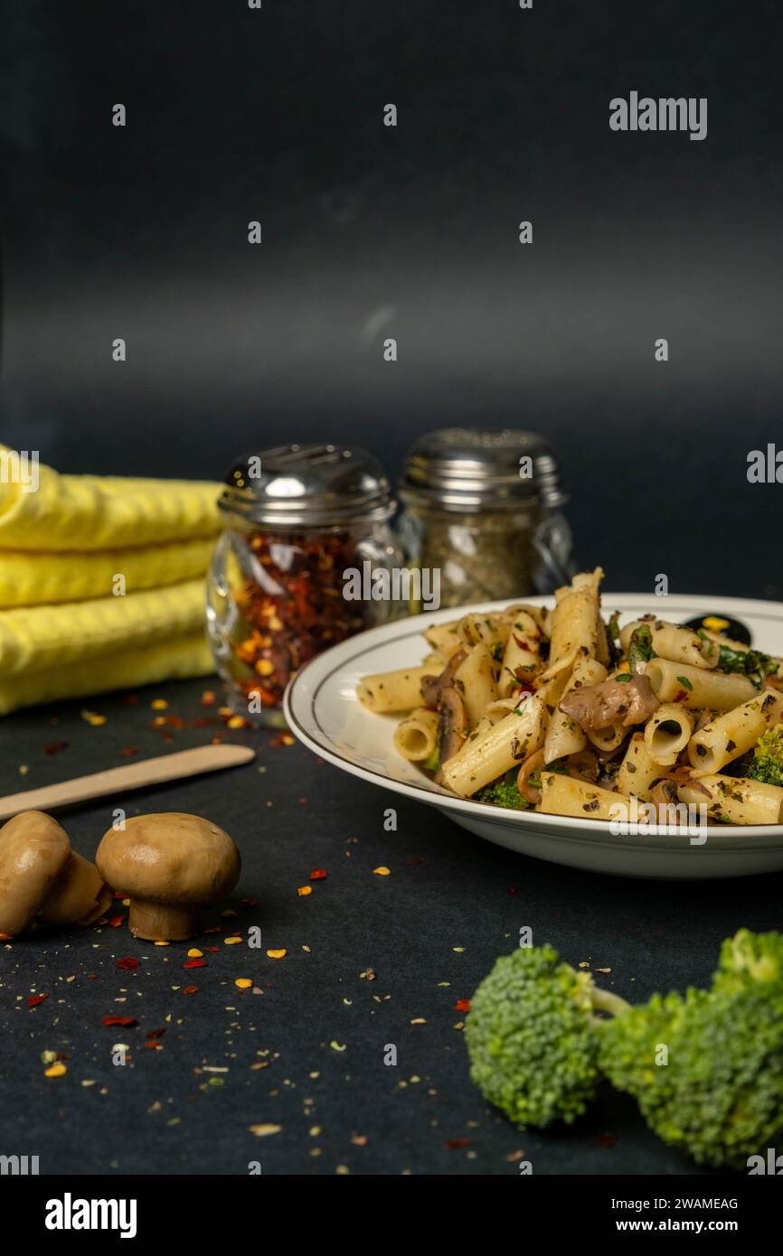 Ein Nahbild eines weißen Tellers, gefüllt mit einem köstlichen Teller mit Pasta und Brokkoli Stockfoto