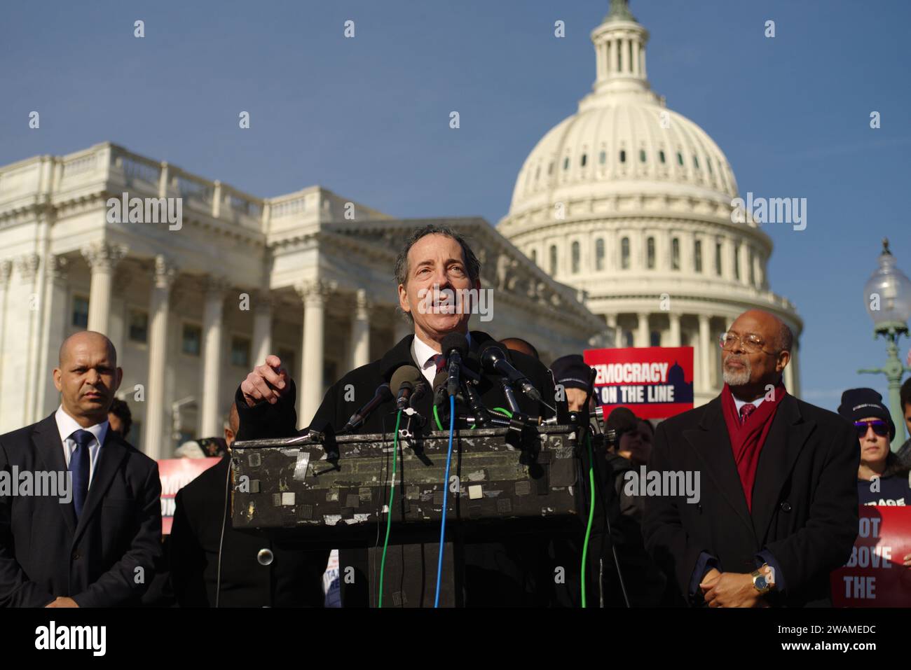 Washington, DC, USA. Januar 2024. Jamie Raskin (D-Md.), flankiert von Aquilino Gonell und Glenn Ivey (D-Md.), spricht vor dem Kapitol über den bevorstehenden Jahrestag des Aufstands vom 6. Januar 2021. Quelle: Philip Yabut/Alamy Live News Stockfoto