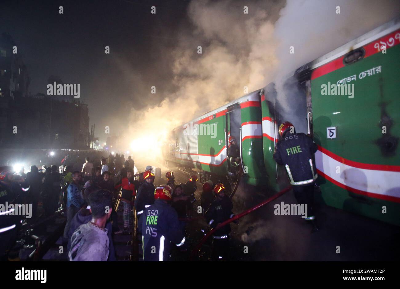 Dhaka. Januar 2024. Feuerwehrleute arbeiten an der Stelle, an der ein Zug am 5. Januar 2024 in Dhaka, Bangladesch, in Brand geriet. Mindestens vier Menschen wurden getötet, als ein Personenzug am Freitagabend hier in Brand geriet. Quelle: Xinhua/Alamy Live News Stockfoto