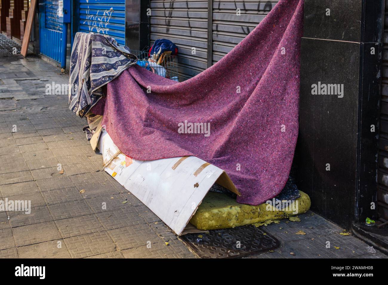 Obdachloses provisorisches Zelt in Belo Horizonte, Minas Gerais, Brasilien. Stockfoto