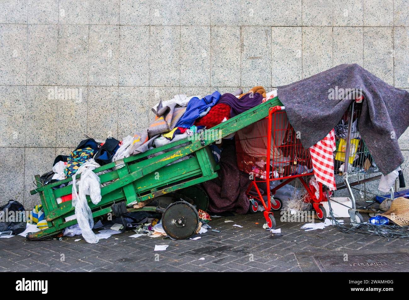 Obdachlose Wagen voller Kleidung und Trödel in Belo Horizonte, Minas Gerais, Brasilien. Stockfoto