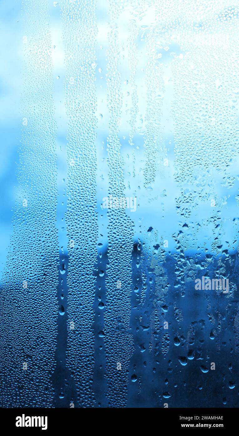 Textur natürlicher Wassertropfen auf Glas Stockfoto