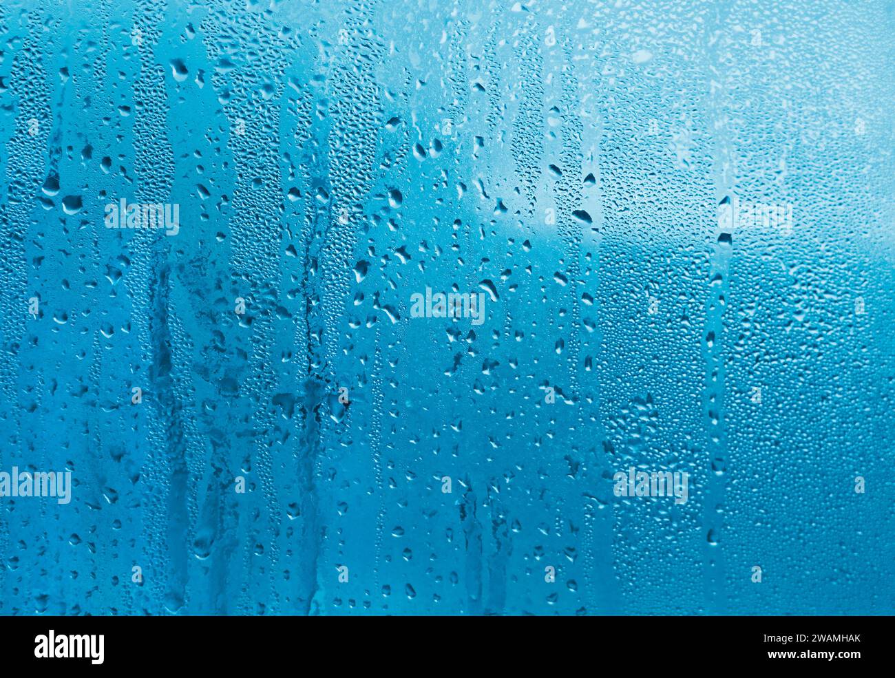 Blau Natur Hintergrund mit Wassertropfen auf Glas Stockfoto