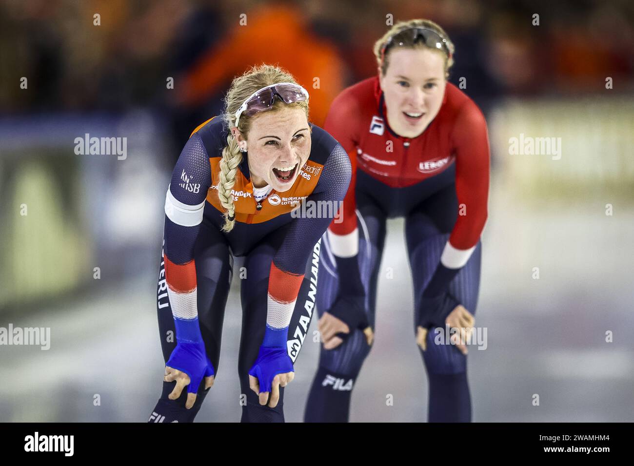 HEERENVEEN - Marijke Groenewoud reagiert auf den Sieg der 3000-Meter-Frauen gegen Ragne Wiklund (NOR) (lr) bei der Europameisterschaft im Langläufer-Stadion Thialf. ANP VINCENT JANNINK Stockfoto