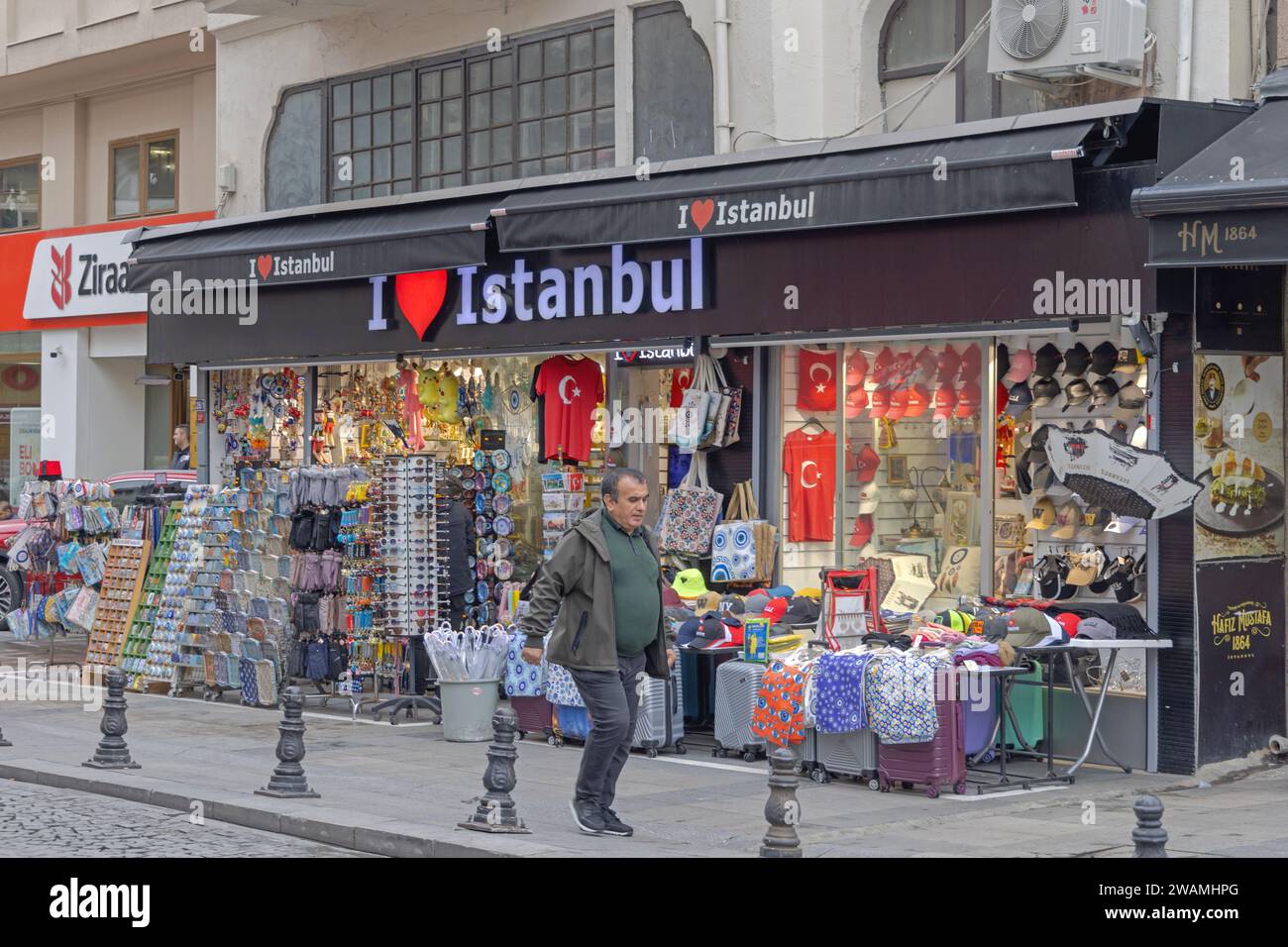 Istanbul, Türkei - 18. Oktober 2023: I Love Istanbul Gift Shop Store Front in Hamidiye Street. Stockfoto