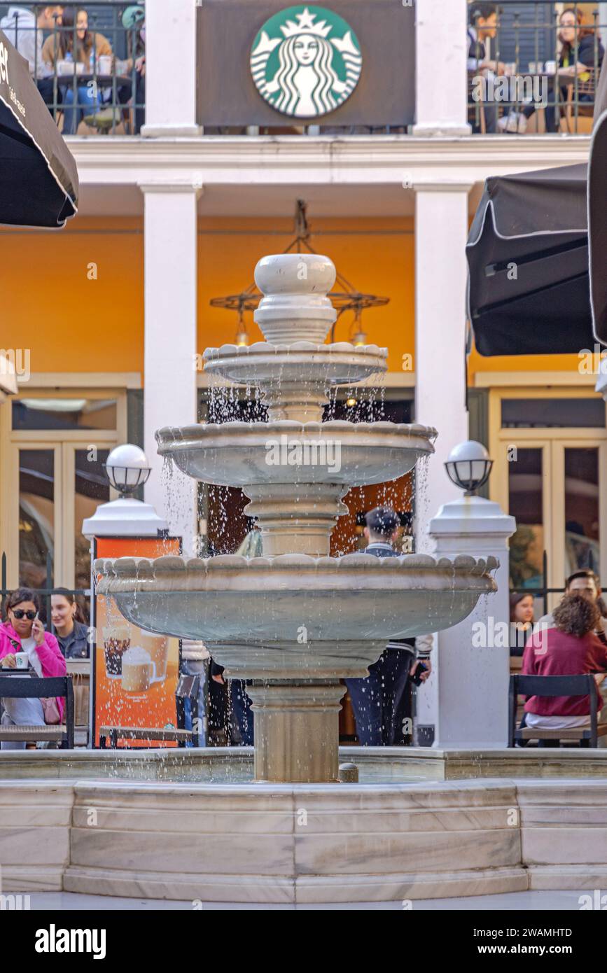 Istanbul, Türkei - 20. Oktober 2023: Marmor Stone Tiered Water Fountain ikonischer Starbucks Coffee Shop in der Istikal Street Passage. Stockfoto