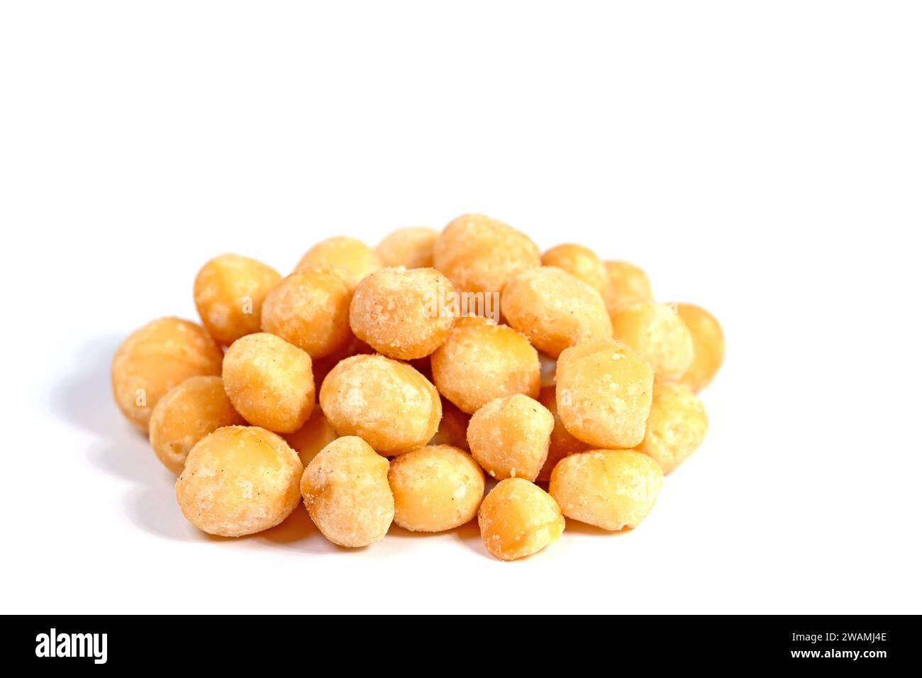 Macadamia-Nüsse isoliert vor weißem Hintergrund Stockfoto