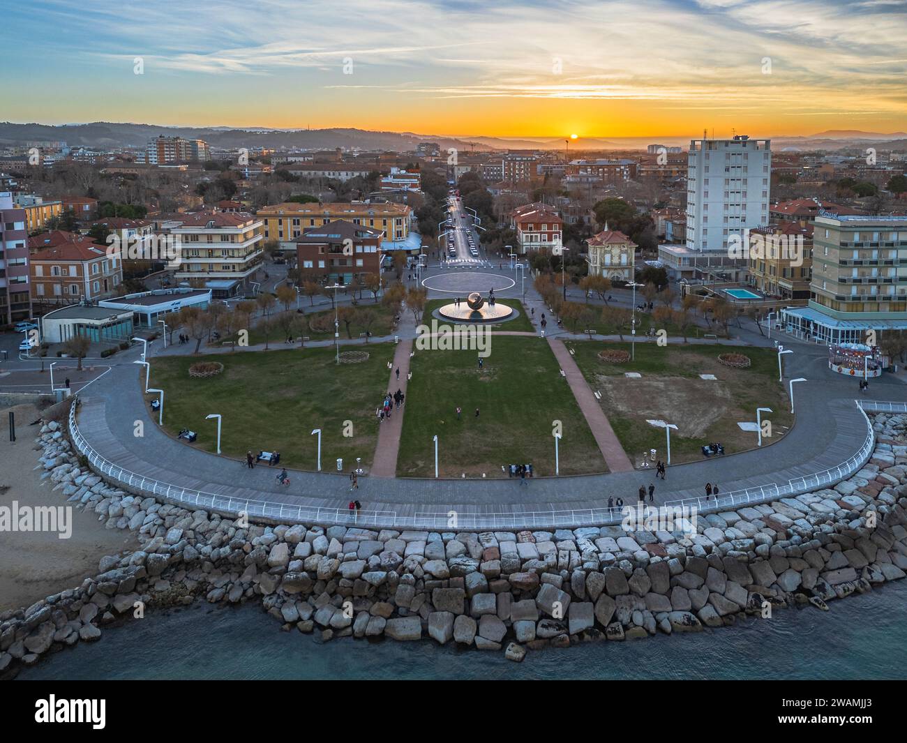 Blick aus der Vogelperspektive auf die wunderschöne Stadt Pesaro zur Weihnachtszeit, mit funkelnden Lichtern und farbenfrohen Dekorationen, um die Weihnachtszeit zu feiern Stockfoto