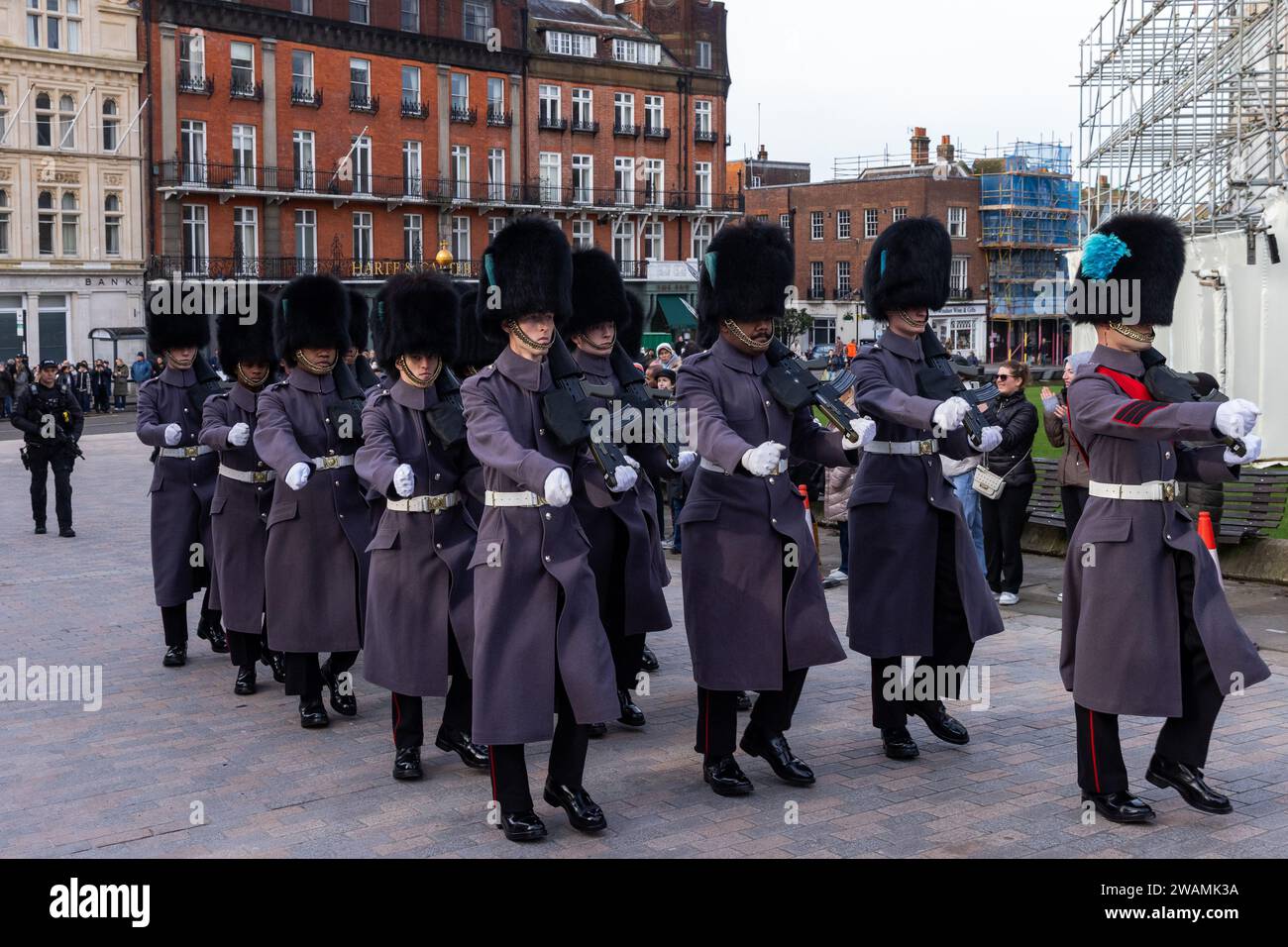 Windsor, Großbritannien. Januar 2024. Die irische Garde der 9. Kompanie marschiert nach Windsor Castle, um den Wachwechsel durchzuführen. Die Zeremonie wird auch als Guard Mounting bezeichnet. Quelle: Mark Kerrison/Alamy Live News Stockfoto