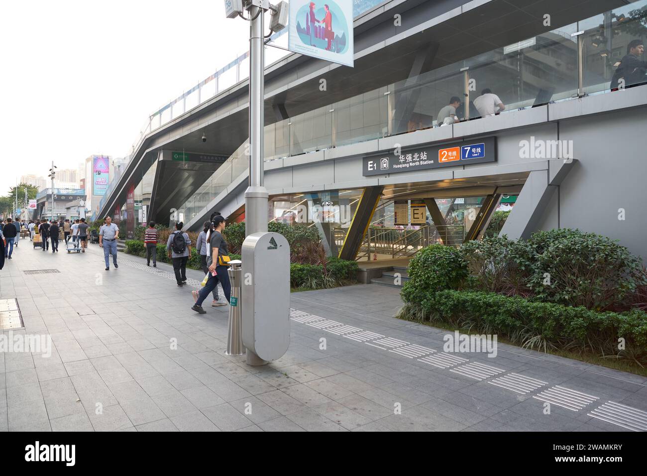 SHENZHEN, CHINA - 21. NOVEMBER 2019: Eingang des Huaqiang Nordbahnhofs am Abend. Stockfoto